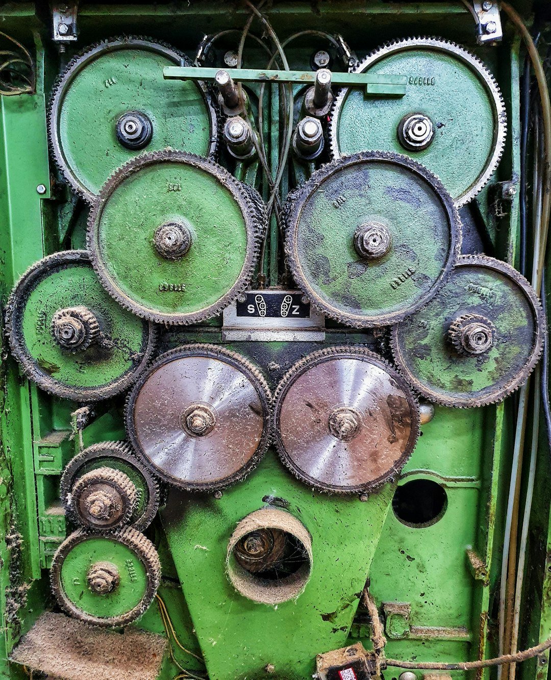 a-green-machine-with-lots-of-gears-on-it-lintuo05iy